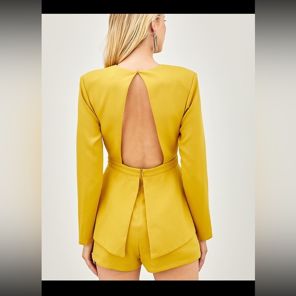 Deep V-neck romper - Picture 2 of 7